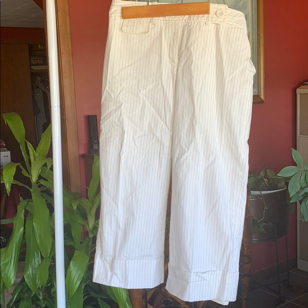 Ann Taylor • White Pin Stripe Capris